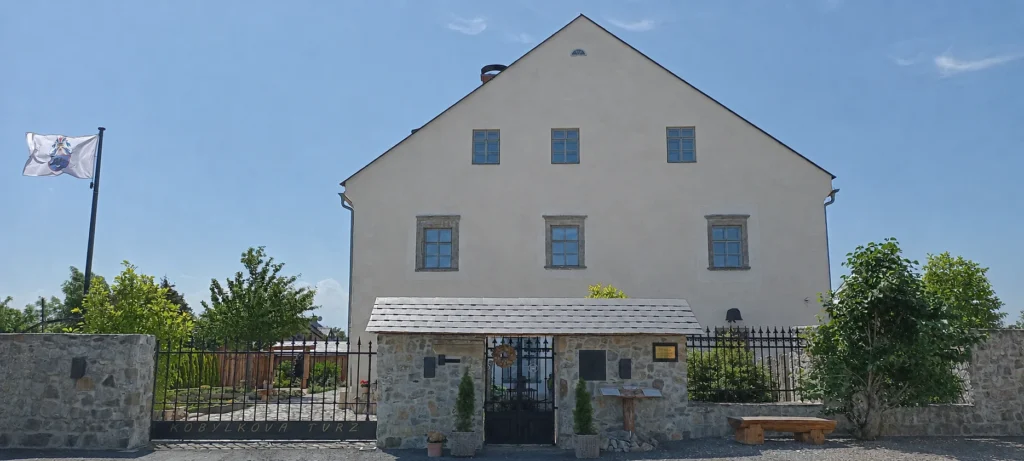 Exteriér Kobylkovy tvrze v Podolí u Mohelnice.