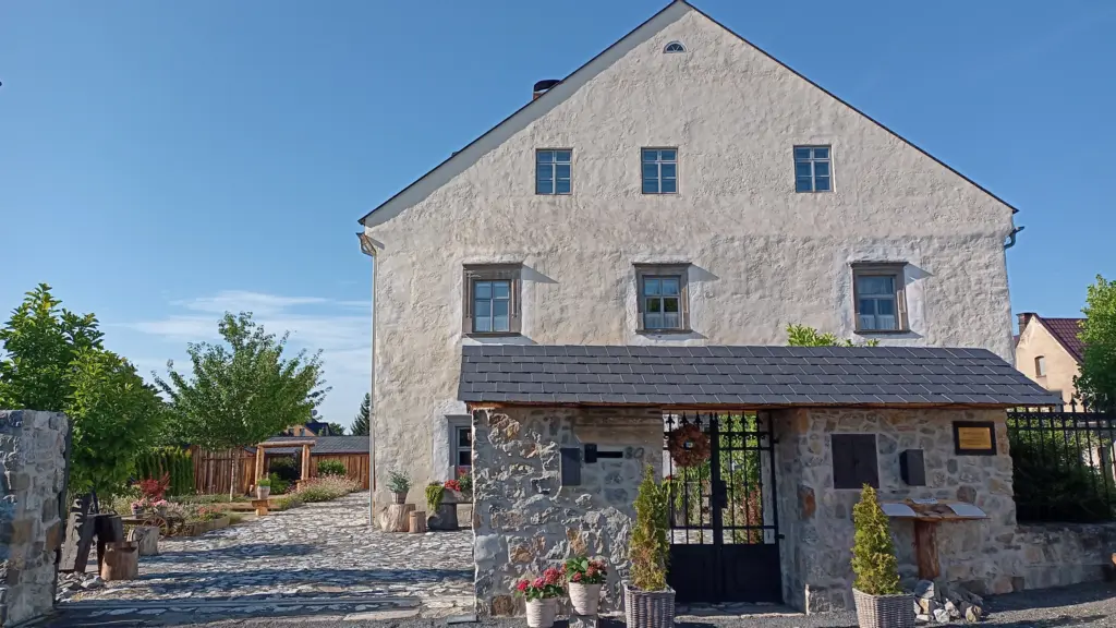 Exteriér Kobylkovy tvrze v Podolí u Mohelnice.